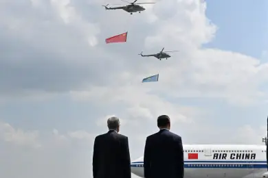 Дети с флажками, барабанщицы и авиация: как Си Цзиньпина встретили в Астане 