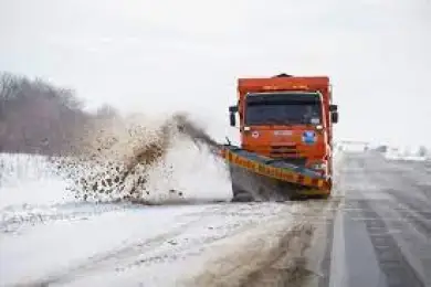 В Казахстане сохраняется дефицит зимней автодорожной техники – министр Карабаев 