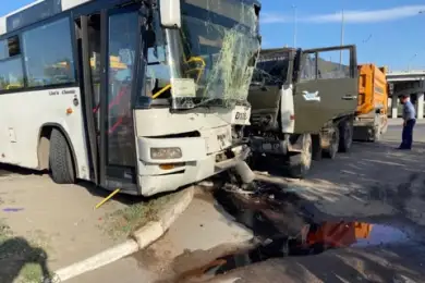В Нур-Султане "КамАЗ" врезался в автобус: 13 пассажиров госпитализированы 