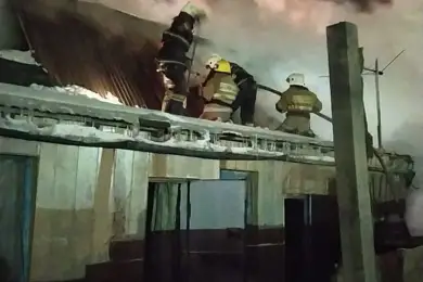 В Нур-Султане 22 пожарных тушили загоревшееся общежитие 