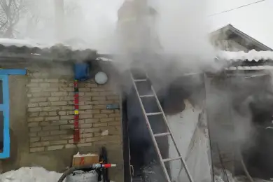 Спасатели показали дом после пожара в Костанайской области, где погиб мужчина 