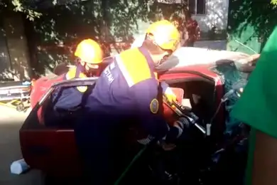 Под Алматы спасатели вытащили женщину, зажатую в автомобиле после ДТП – видео 