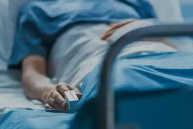 «Травма сложная, пациент в сознании»: в каком состоянии учитель, упавший в Семее с высоты при оформлении ёлки