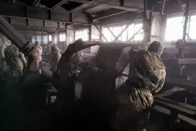 Солдаты и спасатели подают уголь вручную после пожара на ТЭЦ в Семее - фото 