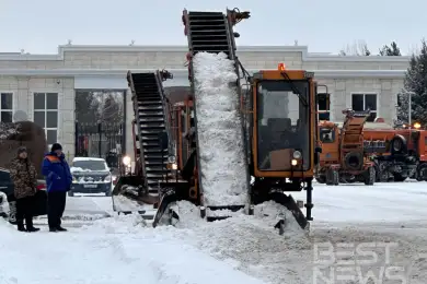 За ночь в Астане вывезли 3600 грузовиков со снегом 