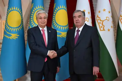 Токаев провел встречу с Рахмоном и пригласил глав государств Центральной Азии на встречу в Казахстан 