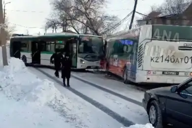 В Нур-Султане столкнулись два автобуса, пассажиров увезли в больницу - видео 