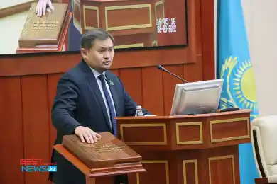 "Бисмиллә!": как новый депутат Мажилиса Нурбек Саясат присягал на Конституции РК (видео)