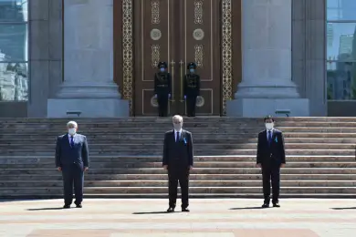 Президент Казахстана почтил память жертв коронавируса 