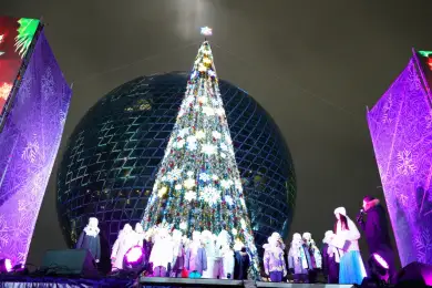 В Нур-Султане зажгли главную новогоднюю ёлку Казахстана - фото 