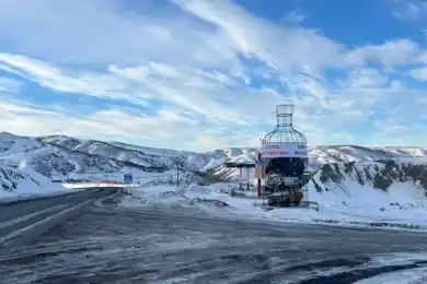 На автодороге в ВКО установили гигантскую бутылку