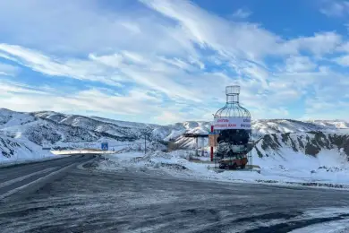 На автодороге в ВКО установили гигантскую бутылку 