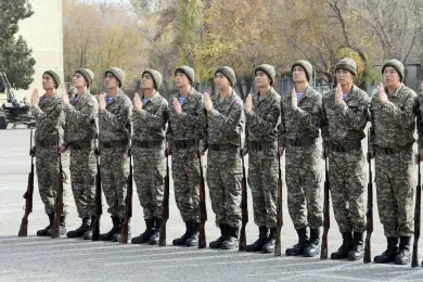 В Десантно-штурмовых войсках Казахстана показали обучение молодых призывников 