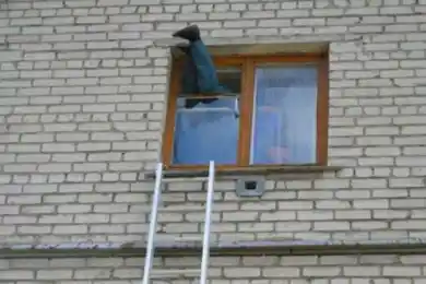 В Усть-Каменогорске мужчина ограбил бабушку на 10 000 тенге