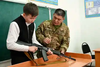 «Чтобы сам отслужил»: в школах Казахстана меняют правила ведения НВП