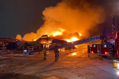В Атырау 168 пожарных, военнослужащих и полицейских тушили огонь на рынке 