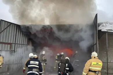В Алматы горит склад, с огнём борются 90 пожарных - видео 
