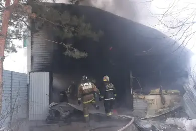 В Нур-Султане 60 пожарных тушили гараж, забитый авто 