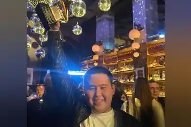 Иманбеку доставили статуэтку "Грэмми" - фото