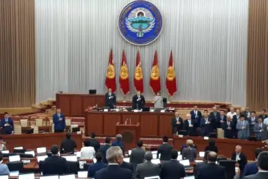 Президент Кыргызстана урезал оклады депутатов парламента и лишил их служебных авто 