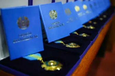 Президент Казахстана наградил медиков орденами и медалями 