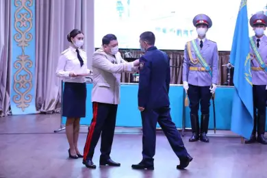 Глава столичной полиции Ержан Саденов наградил отличившихся полицейских 