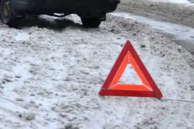 «На летней резине, по объездным дорогам»: как в непогоду водители попадали в ДТП на дорогах Казахстана