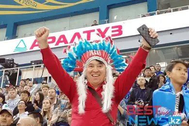 Чингачгук, веселые обезьянки, плакаты: как жители Алматы отрывались на матче БарысvsТрактор 