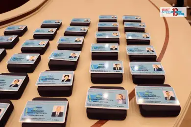 Как депутатам Мажилиса вручали значки и удостоверения в ЦИК - фото 