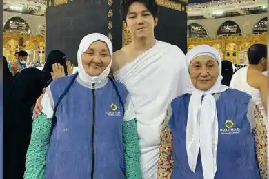 Димаш Кудайберген привез своих родных в Мекку