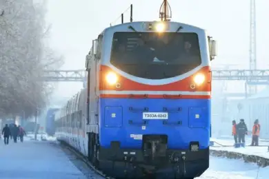 «Чуть подождать надо»: глава МИИР РК о жалобах казахстанцев на задержку поездов 