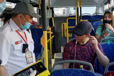В Алматы начнут вычислять пассажиров без масок в автобусах 
