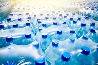 В Усть-Каменогорске кладовщика подозревают в хищении 35 тысяч бутылок с «минералкой» 