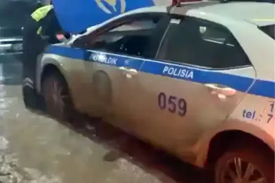 Астанчанка поблагодарила полицейских за помощь на дороге – видео 