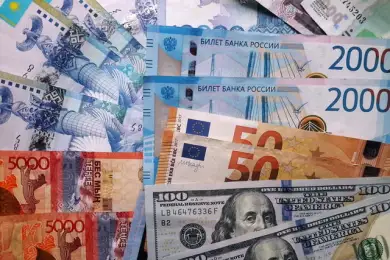 Курс доллар и евро сравнялся: казахстанские товары проиграют импортным в цене – Нацбанк 