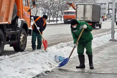 В Алматы коммунальщики перешли на усиленный вариант работы 