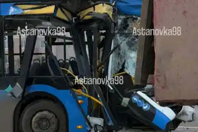 Автобус столкнулся с грузовиком в Астане