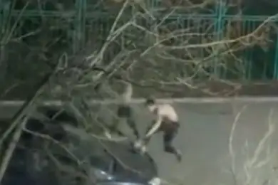 Нетрезвый астанчанин прыгал по крышам чужих авто - видео 