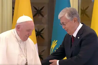 Президент Казахстана встретил Папу Римского Франциска в аэропорту 