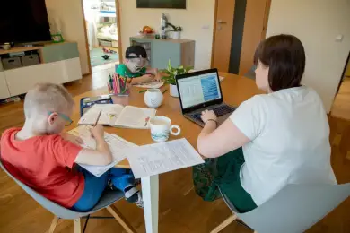 Могут ли рассчитывать на соцпомощь казахстанцы, вынужденные в ущерб работе сидеть с детьми на онлайн-уроках 