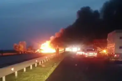 Направлявшийся из России большегруз сгорел на трассе в Туркестанской области - фото 
