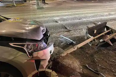 В Семее водитель снёс светофор