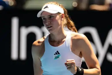 Рыбакина выиграла первый сет в финальном матче у Соболенко на Australian Open 