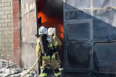 В Алматы локализован сильный пожар на складе с газбаллонами 