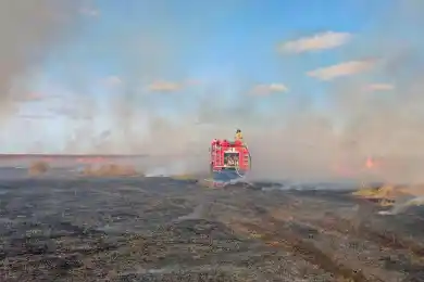 Пожарные потушили горевший камыш