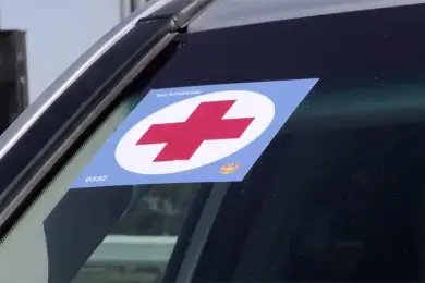 Медики Нур-Султана получили опознавательные наклейки на авто