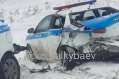 На трассе "Шымкент-Самара" водитель протаранил полицейские автомобили 