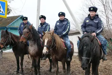 Полиция использует кавалерию для информирования жителей Петропавловска об эвакуации   