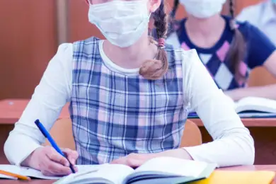 Минздрав Казахстана разрешил школьникам не носить маски на уроках 