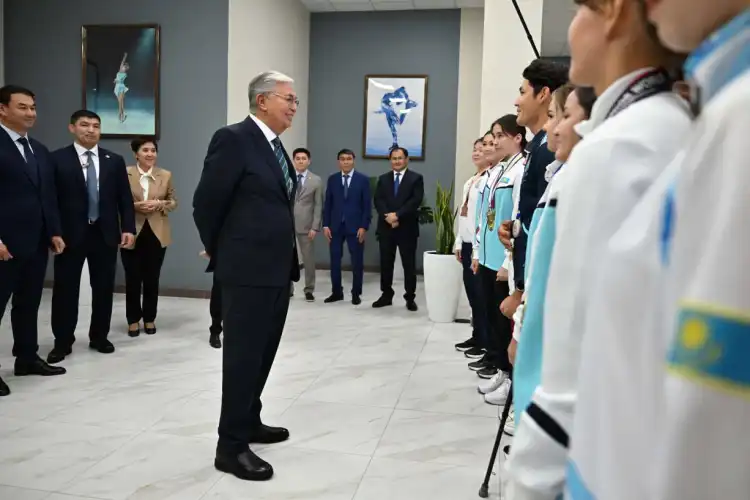 Хоккеисты «Turan Tigers» подарили Токаеву джерси